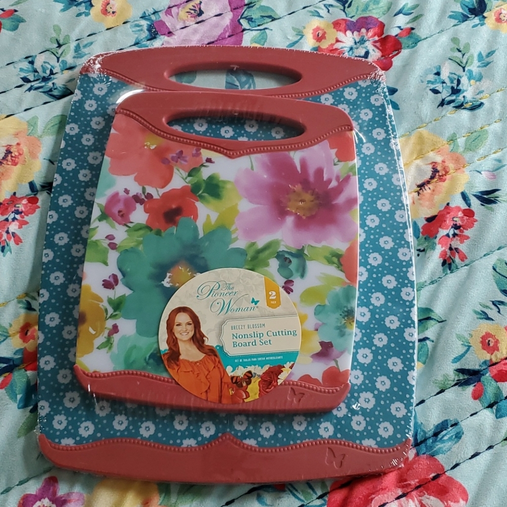 NEW The Pioneer Woman cutting board set